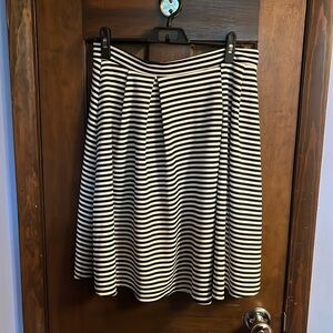 XL Black and white striped skirt with zipper on the back
